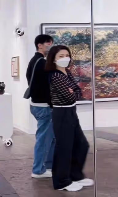 關之琳曬美照疑忘拉褲子拉鏈,談感情顯傷感,獨住億萬豪宅被催婚