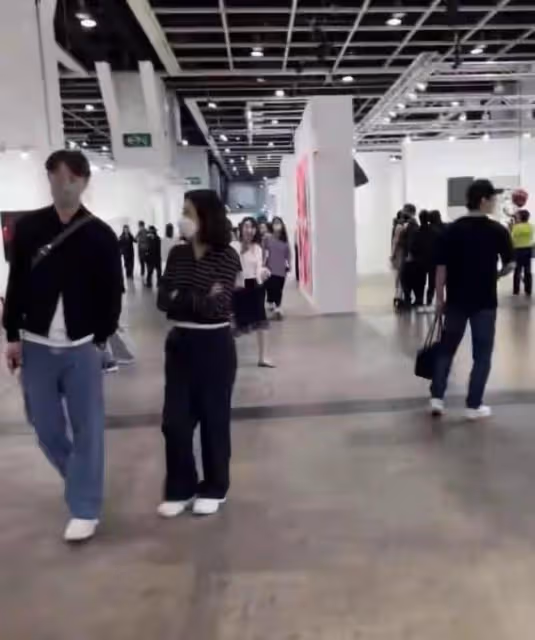 關之琳曬美照疑忘拉褲子拉鏈,談感情顯傷感,獨住億萬豪宅被催婚