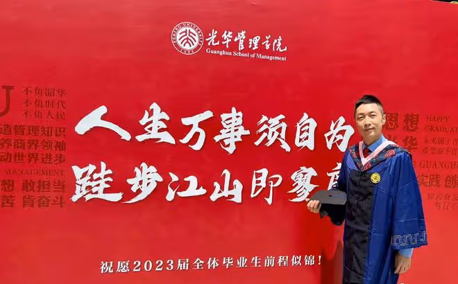 51歲TVB戲骨北大碩士畢業!近照年輕似小伙,隱退4年轉行當公務員