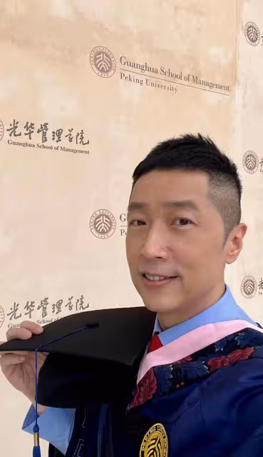 51歲TVB戲骨北大碩士畢業!近照年輕似小伙,隱退4年轉行當公務員