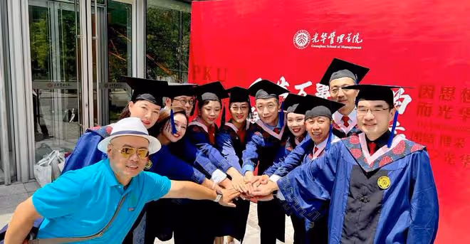 51歲TVB戲骨北大碩士畢業!近照年輕似小伙,隱退4年轉行當公務員