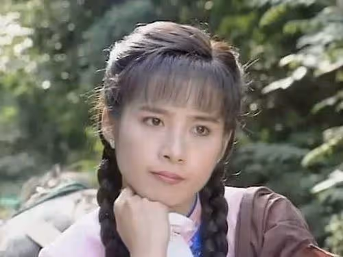 《啞巴新娘》岳翎退出娛樂圈十餘年，已成路人 53歲近照罕曝光，依舊能看出昔日的美貌，骨相美敢自然老去