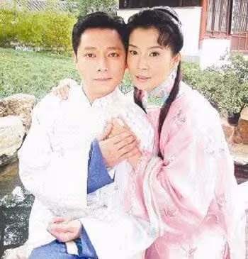 《啞巴新娘》岳翎退出娛樂圈十餘年，已成路人 53歲近照罕曝光，依舊能看出昔日的美貌，骨相美敢自然老去