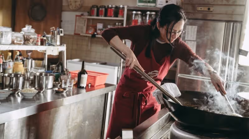 孫子揹奶奶吃麵!善心老闆「2碗只收1碗錢」還塞鈔票進他口袋, 5年後店倒了「老闆看向隔壁秒落淚」!