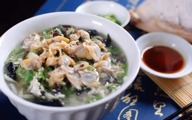 孫子揹奶奶吃麵!善心老闆「2碗只收1碗錢」還塞鈔票進他口袋, 5年後店倒了「老闆看向隔壁秒落淚」!