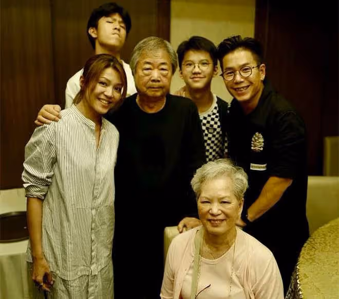 狄龍姐姐慶祝生日！祖孫三代同堂吃大餐很溫馨，家族有10位藝人