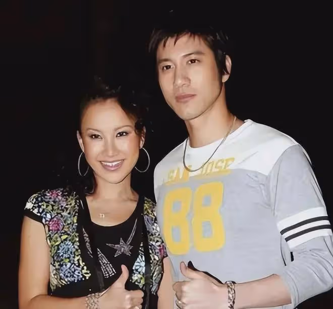 李玟真正死因曝光:在救護車上因嘔吐窒息而亡,姐姐否認李玟割腕