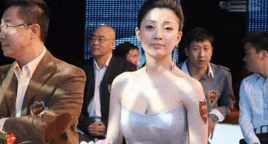 她出道至今一直沒有緋聞，憑著氣質取勝，如今42歲仍像個少女！