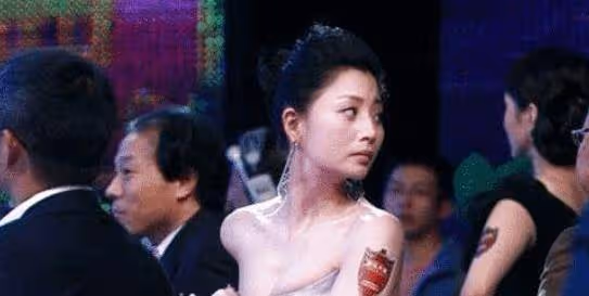 她出道至今一直沒有緋聞，憑著氣質取勝，如今42歲仍像個少女！