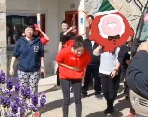 baby第一次見到農村廁所，脫口而出3個字，瞬間暴露教養