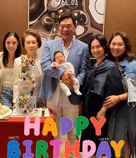 何超瓊出席富商曾文豪家宴，乾女兒曾昭儀和媽媽開心合影