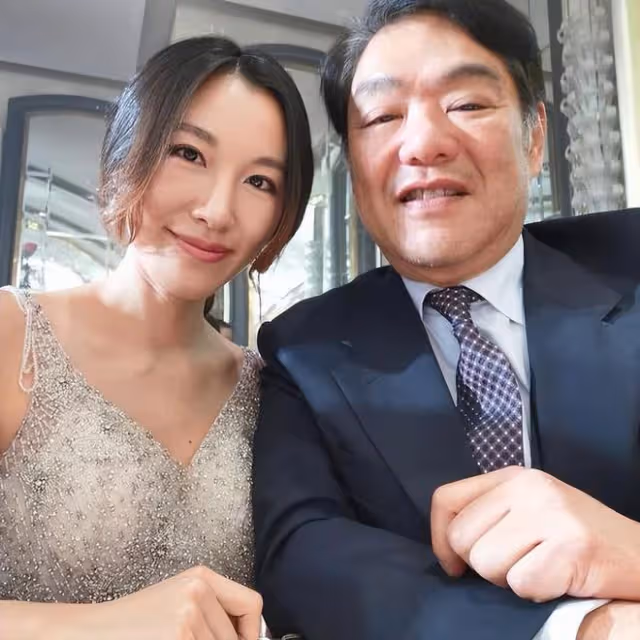 何超瓊出席富商曾文豪家宴，乾女兒曾昭儀和媽媽開心合影