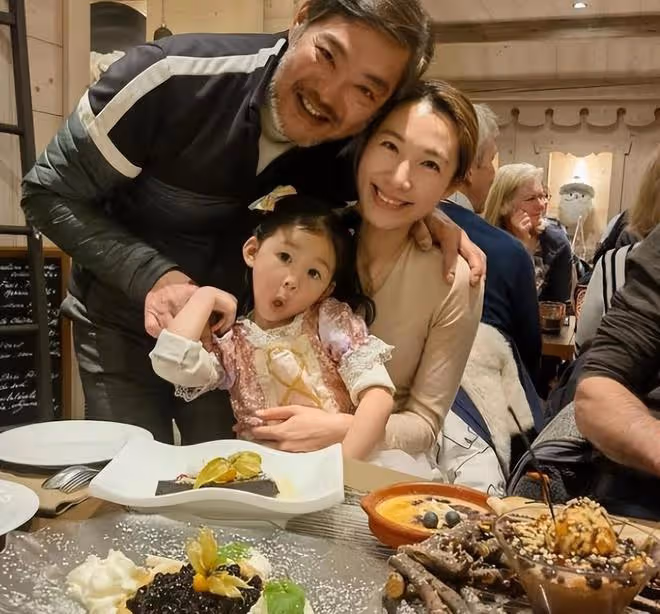 何超瓊出席富商曾文豪家宴，乾女兒曾昭儀和媽媽開心合影