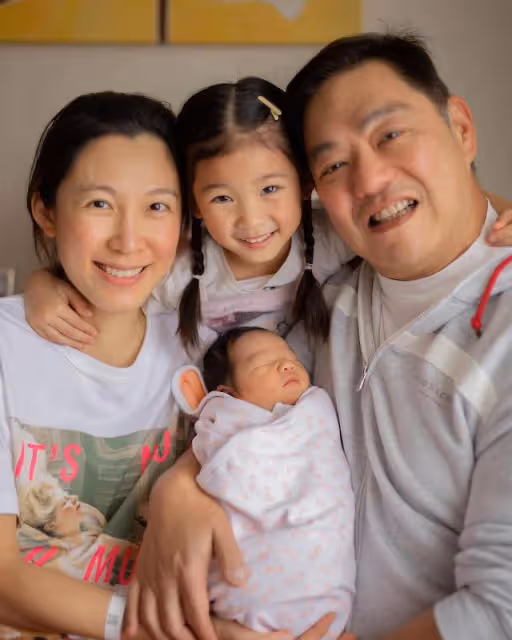 何超瓊出席富商曾文豪家宴，乾女兒曾昭儀和媽媽開心合影