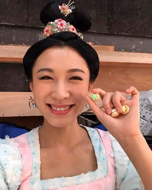 何超瓊出席富商曾文豪家宴，乾女兒曾昭儀和媽媽開心合影