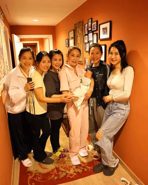 何超瓊出席富商曾文豪家宴，乾女兒曾昭儀和媽媽開心合影