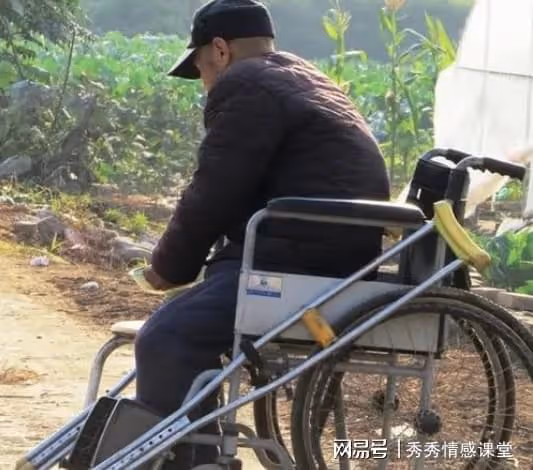 故事:丈夫不和我商量,就把癱瘓的公公接回家,扔給我照顧