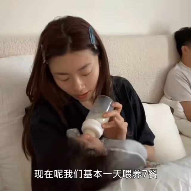 程曉玥曬帶娃日常,與老公雙語教育女兒,3個月胖豆又白又胖萌翻