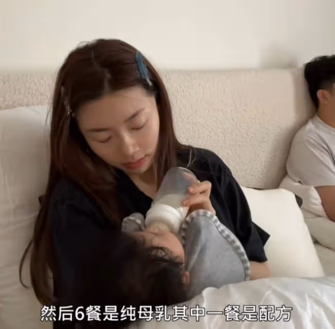程曉玥曬帶娃日常,與老公雙語教育女兒,3個月胖豆又白又胖萌翻