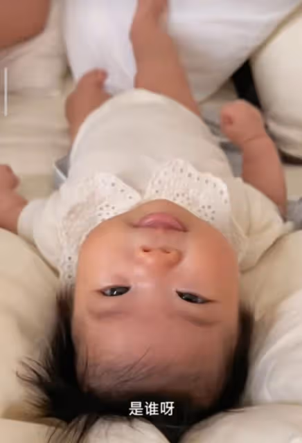 程曉玥曬帶娃日常,與老公雙語教育女兒,3個月胖豆又白又胖萌翻
