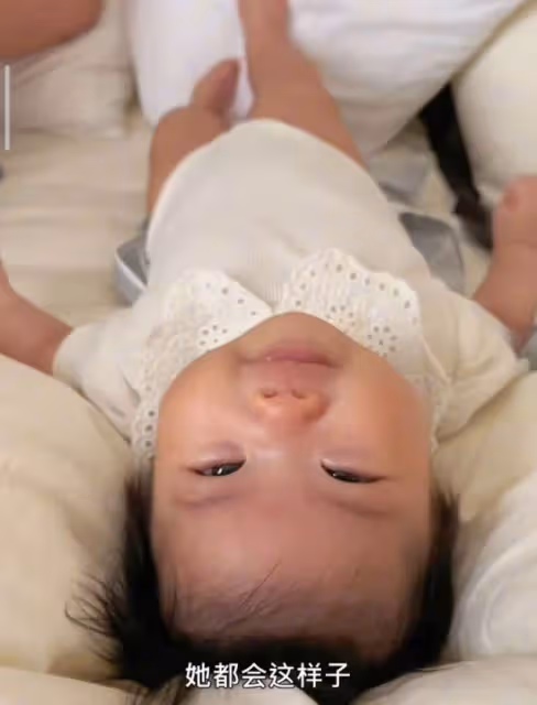 程曉玥曬帶娃日常,與老公雙語教育女兒,3個月胖豆又白又胖萌翻