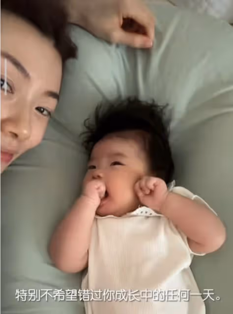 程曉玥曬帶娃日常,與老公雙語教育女兒,3個月胖豆又白又胖萌翻