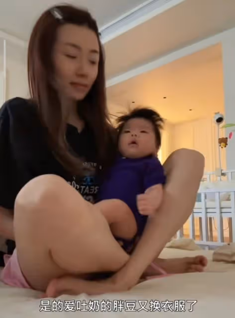 程曉玥曬帶娃日常,與老公雙語教育女兒,3個月胖豆又白又胖萌翻