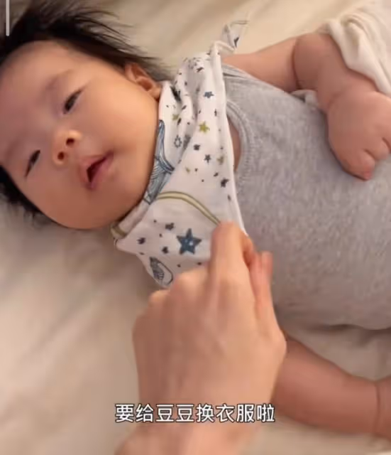 程曉玥曬帶娃日常,與老公雙語教育女兒,3個月胖豆又白又胖萌翻