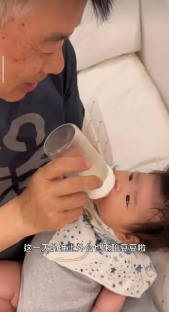 程曉玥曬帶娃日常,與老公雙語教育女兒,3個月胖豆又白又胖萌翻