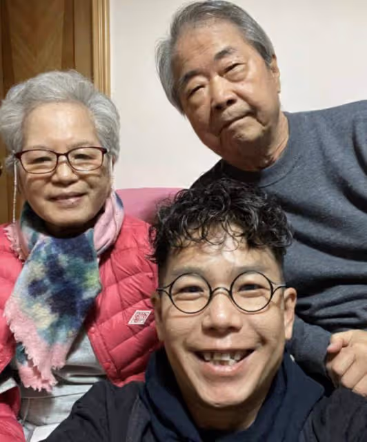 知名港星母親與家人慶生!被指長相與狄龍太相似,家族出多位明星
