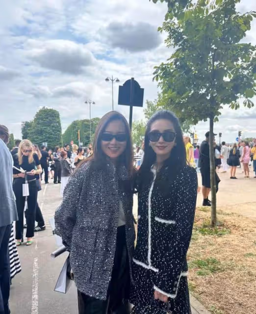巴黎看秀偶遇劉詩詩，顏值回春狀態獲贊，近照撞臉Angelababy