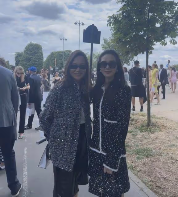 巴黎看秀偶遇劉詩詩，顏值回春狀態獲贊，近照撞臉Angelababy