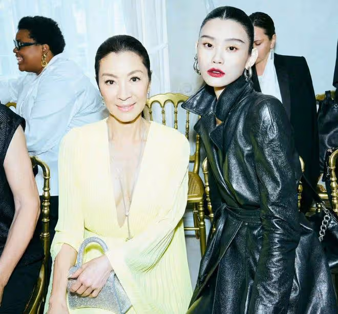 巴黎看秀偶遇劉詩詩，顏值回春狀態獲贊，近照撞臉Angelababy