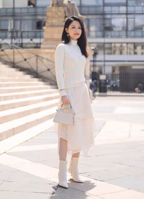巴黎看秀偶遇劉詩詩，顏值回春狀態獲贊，近照撞臉Angelababy