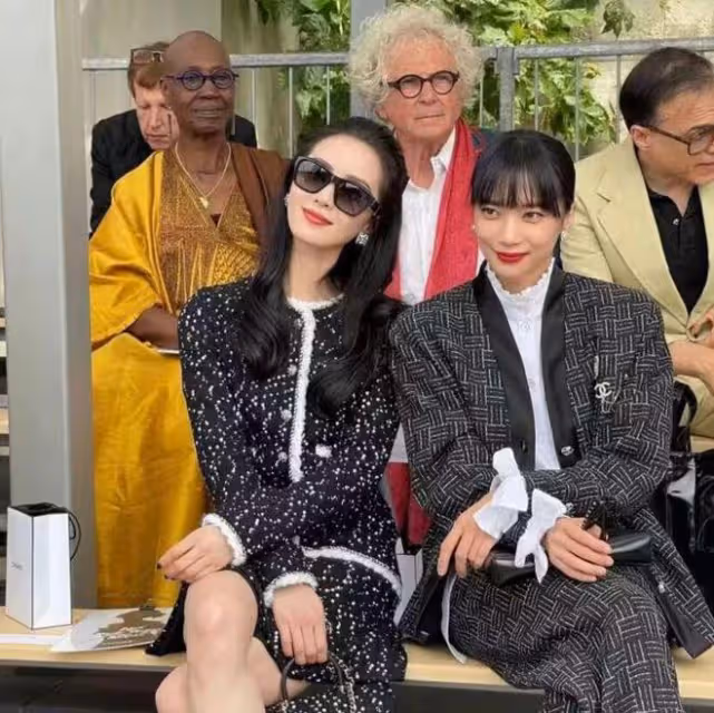 巴黎看秀偶遇劉詩詩，顏值回春狀態獲贊，近照撞臉Angelababy
