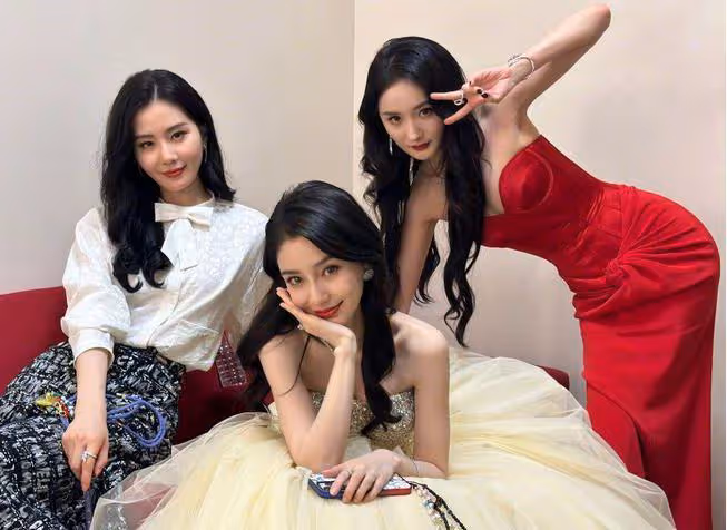 巴黎看秀偶遇劉詩詩,顏值回春狀態獲贊,近照撞臉Angelababy