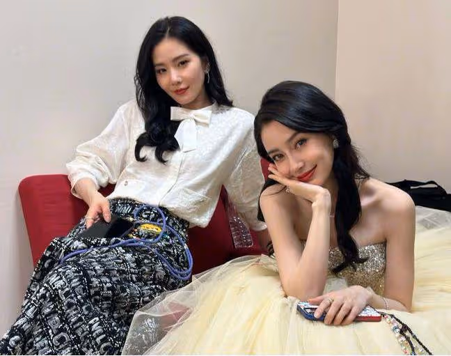 巴黎看秀偶遇劉詩詩,顏值回春狀態獲贊,近照撞臉Angelababy