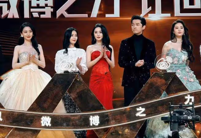 巴黎看秀偶遇劉詩詩,顏值回春狀態獲贊,近照撞臉Angelababy