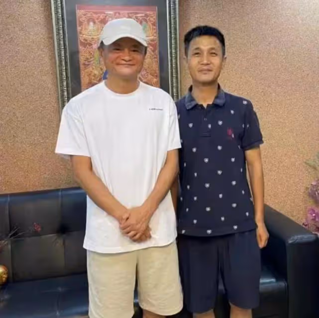 尼泊爾偶遇馬雲,全程低頭保鏢不讓拍攝,與老外合影卻滿臉笑容