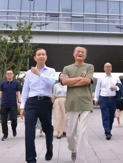 尼泊爾偶遇馬雲,全程低頭保鏢不讓拍攝,與老外合影卻滿臉笑容