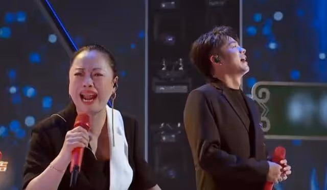 曾毅離開玲花換新搭檔唱歌,詞是多了,聲音卻沒了,粉絲炸鍋了
