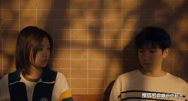 《追光的日子》儀態滿分!王源的蹲姿,完美還原了高遠的帥與暖