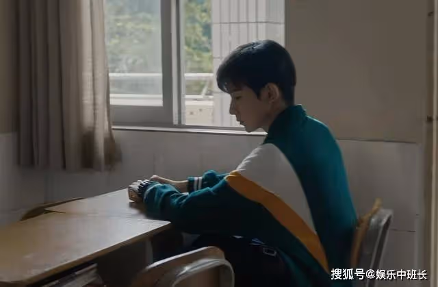《追光的日子》儀態滿分!王源的蹲姿,完美還原了高遠的帥與暖