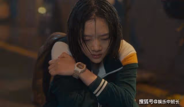 《追光的日子》儀態滿分!王源的蹲姿,完美還原了高遠的帥與暖
