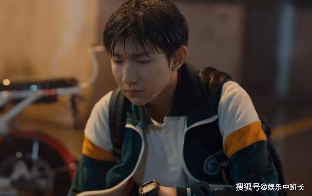 《追光的日子》儀態滿分!王源的蹲姿,完美還原了高遠的帥與暖