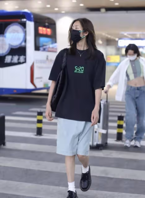劉雯不愧是超模,夏天的她氣場十足,每一對連線都很吸引人