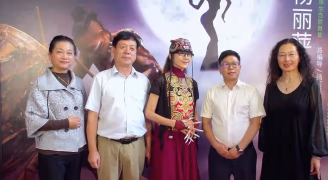 楊麗萍解散舞團後再次重組,向社會募集資金,網友吐槽她身價過億