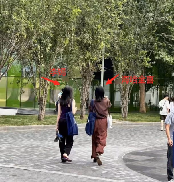 李嫣回國與繼母海哈金喜逛街,二人談心有說有笑關係似好姐妹
