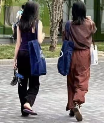 李嫣回國與繼母海哈金喜逛街,二人談心有說有笑關係似好姐妹