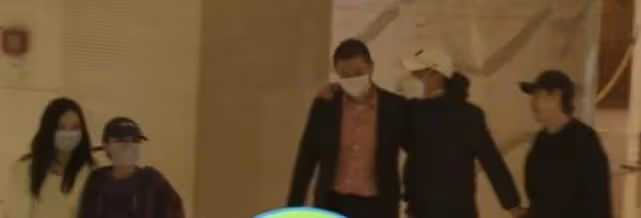 李嫣回國與繼母海哈金喜逛街,二人談心有說有笑關係似好姐妹